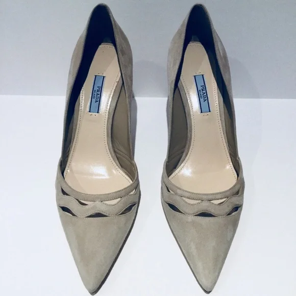 PRADA SUEDE POINT-TOE CUTOUT PUMP. - Picture 3 of 9